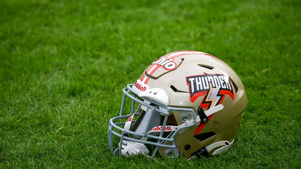 Ein-Footballhelm-liegt-vor-einem-Spiel-auf-dem-Rasen