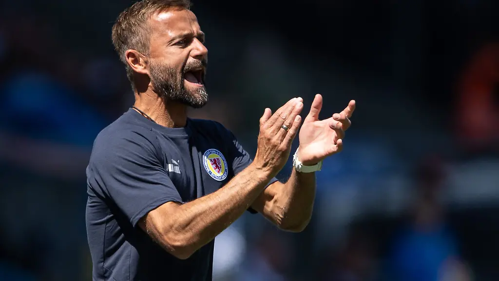 Braunschweigs-Trainer-Michael-Schiele-gibt-Anweisungen-von-der-Seitenlinie