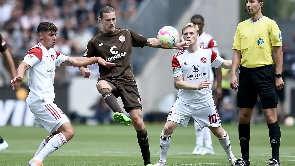 St-Paulis-Jackson-Irvine-M-gegen-Nuernbergs-Taylan-Duman-l-und-Mats-Moeller-Daehli-rechts-steht-Schiedsrichter-Florian-Heft