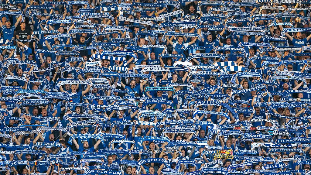 Magdeburger-Fans-stehen-auf-der-Tribuene