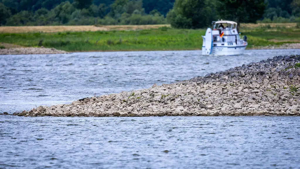 Im-Trockenen-liegt-die-normalerweise-ueberflutete-Steinmole-am-Ufer-der-Elbe