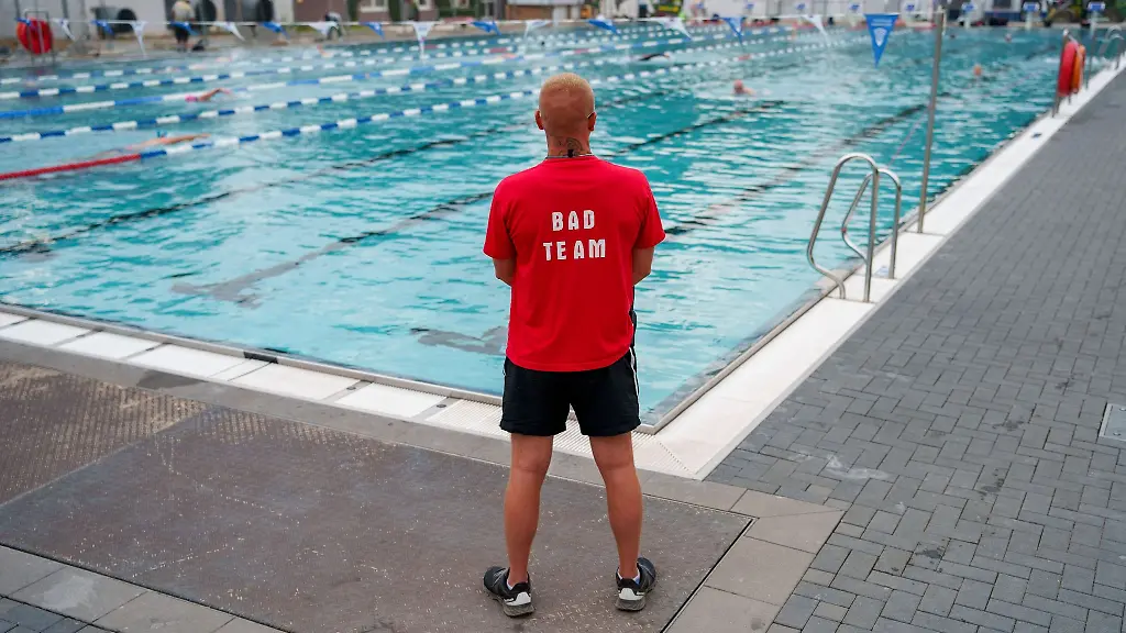 Ein-Mitarbeiter-vom-Waldschwimmbad-Rosenhoehe-beobachtet-das-Geschehen-im-Becken