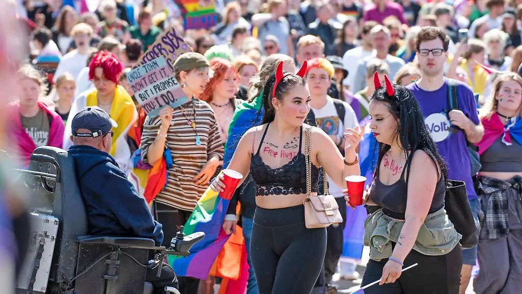 Rund-10-000-Menschen-beim-Christopher-Street-Day-in-Rostock