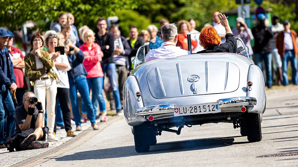 Ein-Oldtimer-startet-bei-einer-Rallye-anlaesslich-der-Einbecker-Oldtimertage-2022