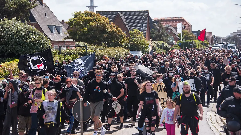 Teilnehmer-einer-Demonstrantion-des-Buendnisses-Wer-hat-der-gibt-ziehen-durch-Westerland
