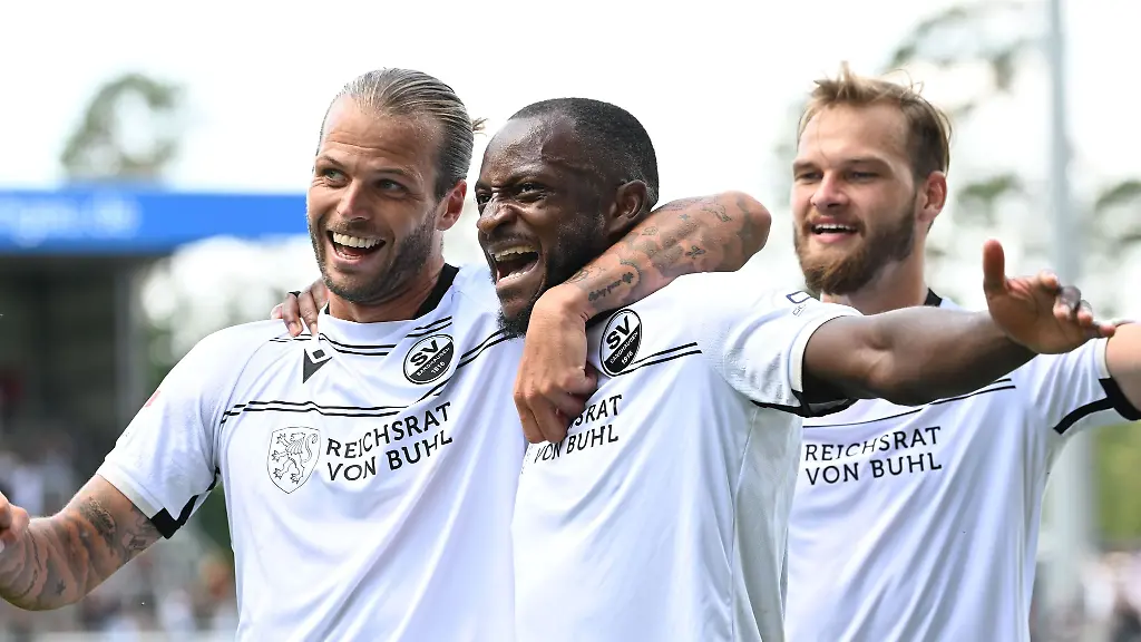 Die-Sandhausener-Cebio-Soukou-l-David-Kinsombi-M-und-Matej-Pulkrab-bejubeln-den-Treffer-zum-2-1-durch-David-Kinsombi