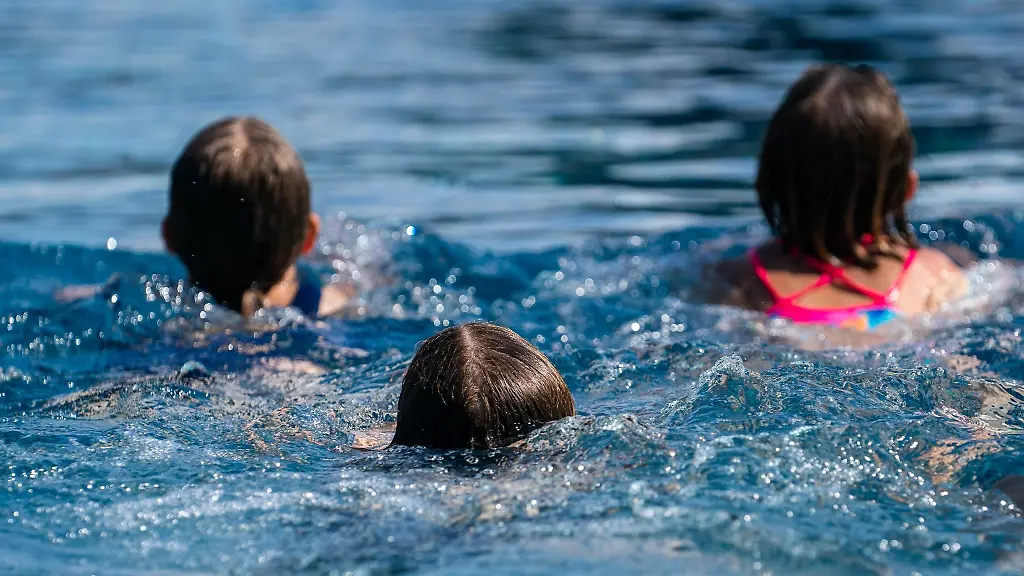 Kinder-schwimmen-in-einem-Freibad
