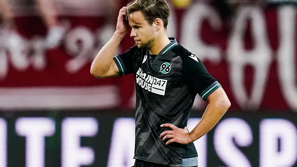 Hannovers-Louis-Schaub-steht-nach-Spielende-auf-dem-Spielfeld