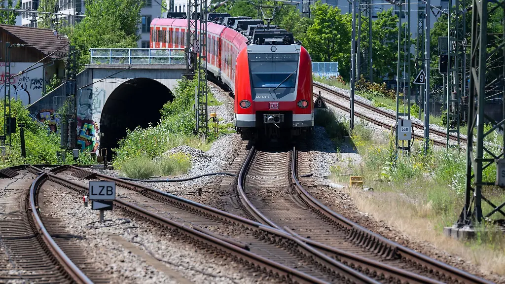 Eine-S-Bahn-verlaesst-den-Ostbahnhof