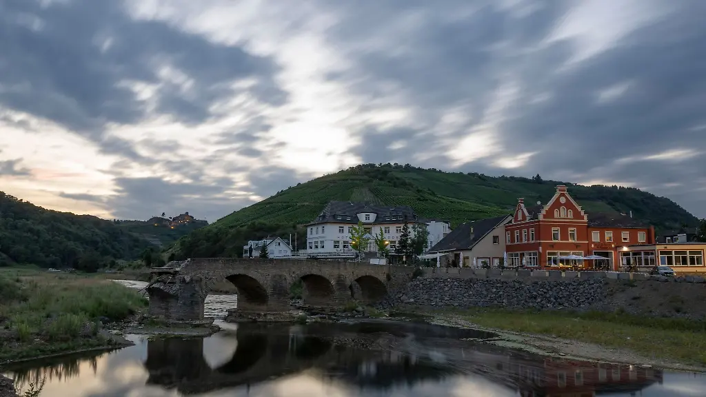 Durch-die-Wassermassen-der-Jahrhundertflut-im-vergangenen-Jahr-zerstoert-wurde-die-historische-Ahrbruecke-in-Rech