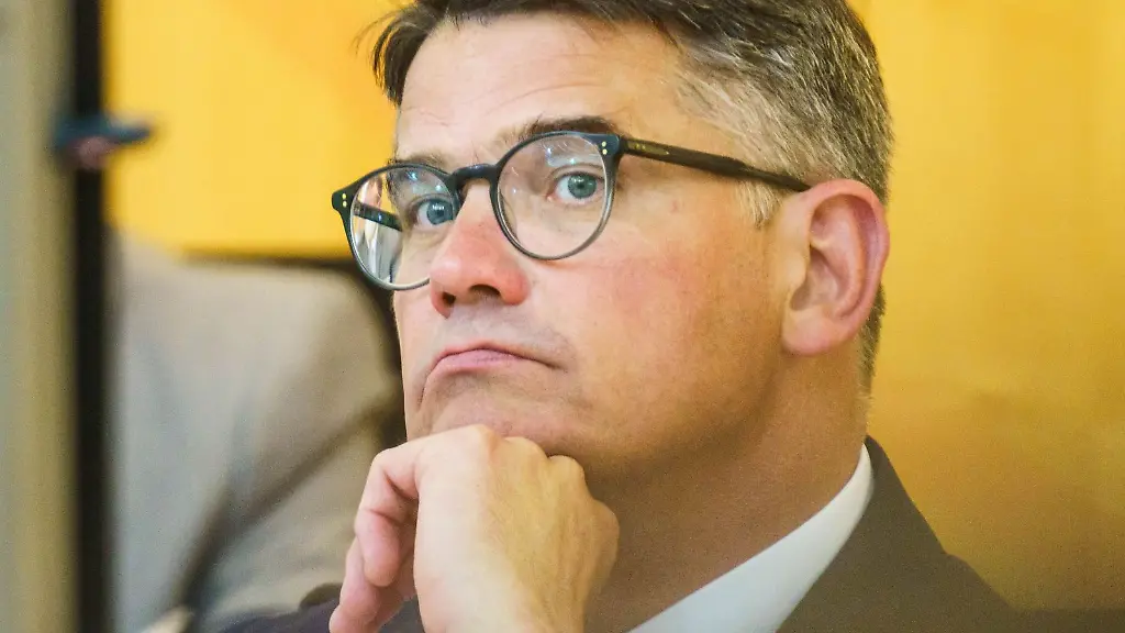 Der-hessische-Ministerpraesident-Boris-Rhein-CDU-sitzt-bei-der-Plenarsitzung-des-hessischen-Landtages-auf-der-Regierungsbank