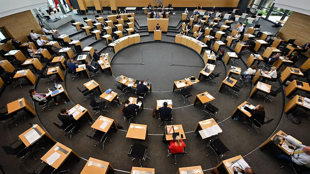 Abgeordnete-nehmen-an-einer-Landtagssitzung-teil