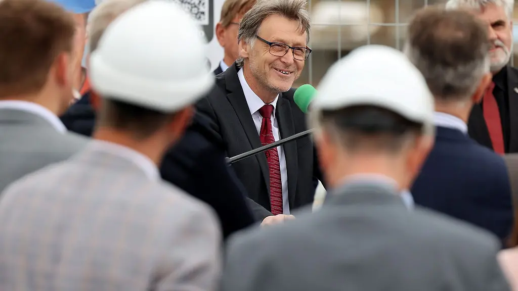 Rektor-Jens-Strackeljan-bei-der-Grundsteinlegung-fuer-das-neue-Forschungszentrum-der-Uni-Magdeburg