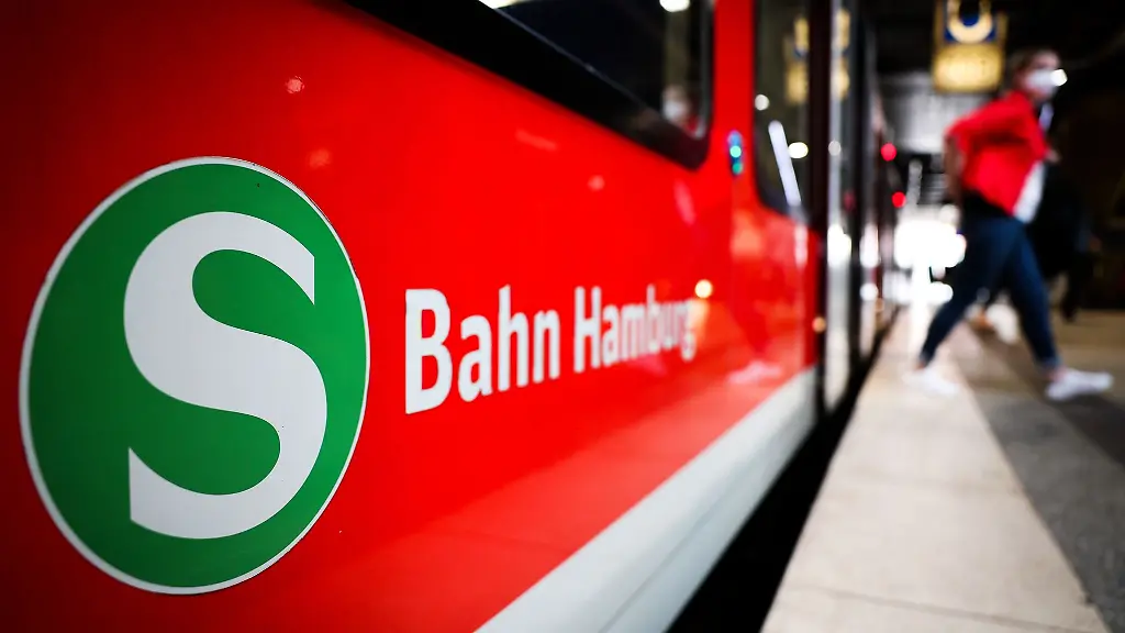 Eine-S-Bahn-steht-am-Gleis-im-Hauptbahnhof-ein