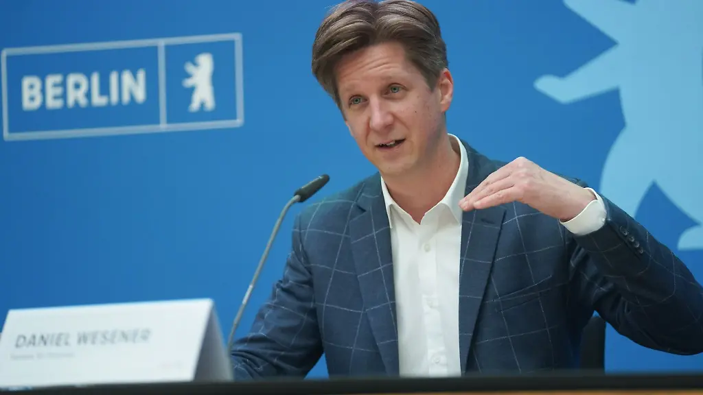 Daniel-Wesener-Buendnis-90-Die-Gruenen-Finanzsenator-spricht