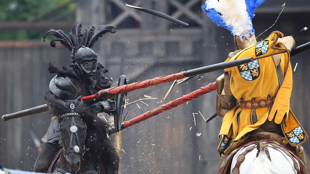 Eine-Lanze-zerbirst-in-der-Arena-des-Ritterturniers-beim-Zweikampf