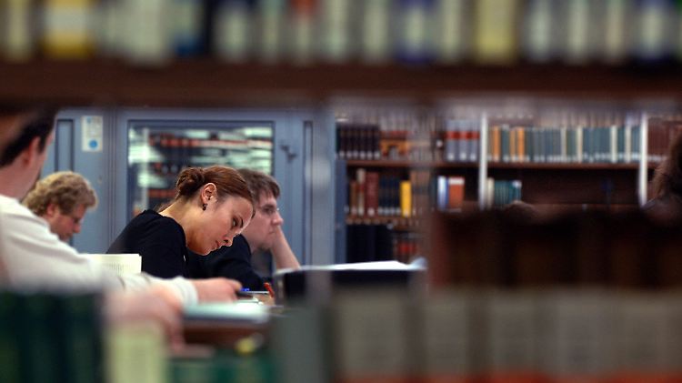 In der Bibliothek der Universität Köln.