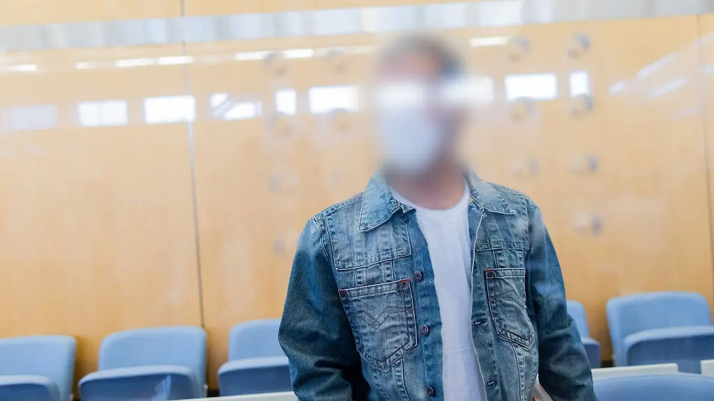 Der-Angeklagte-ein-mutmasslicher-tuerkischer-Spion-steht-im-Oberlandesgerichts