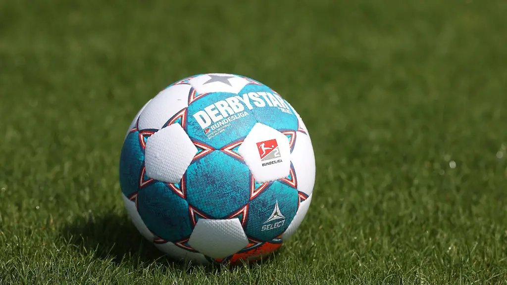 Der-Spielball-liegt-auf-dem-Rasen