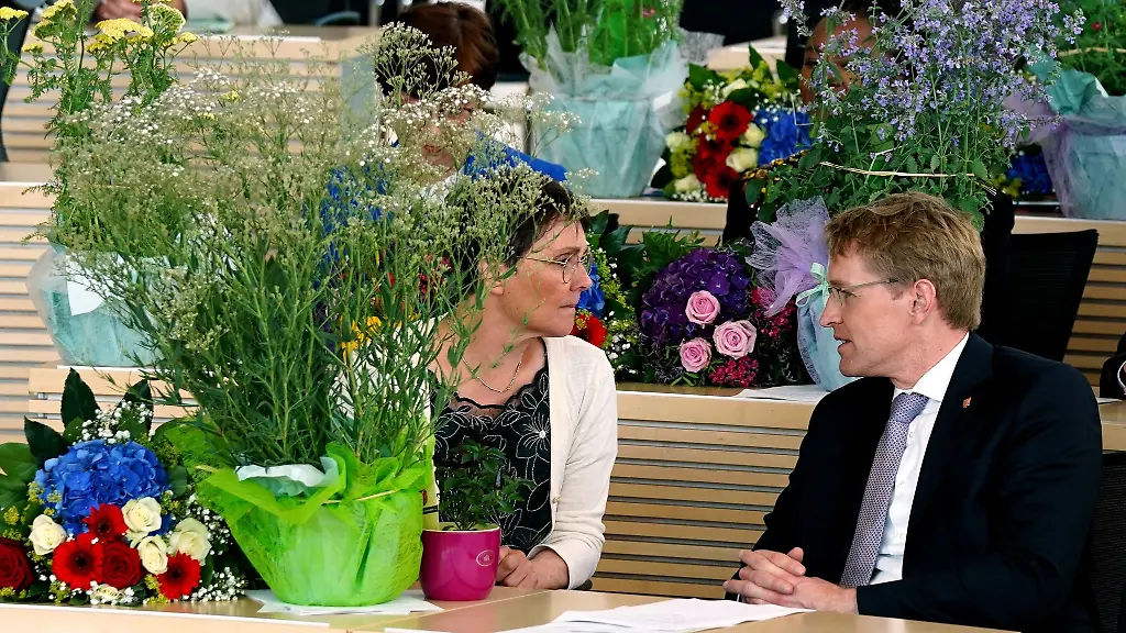 Schleswig-Holsteins-Finanzministerin-Monika-Heinold-und-Ministerpraesident-Daniel-Guenther