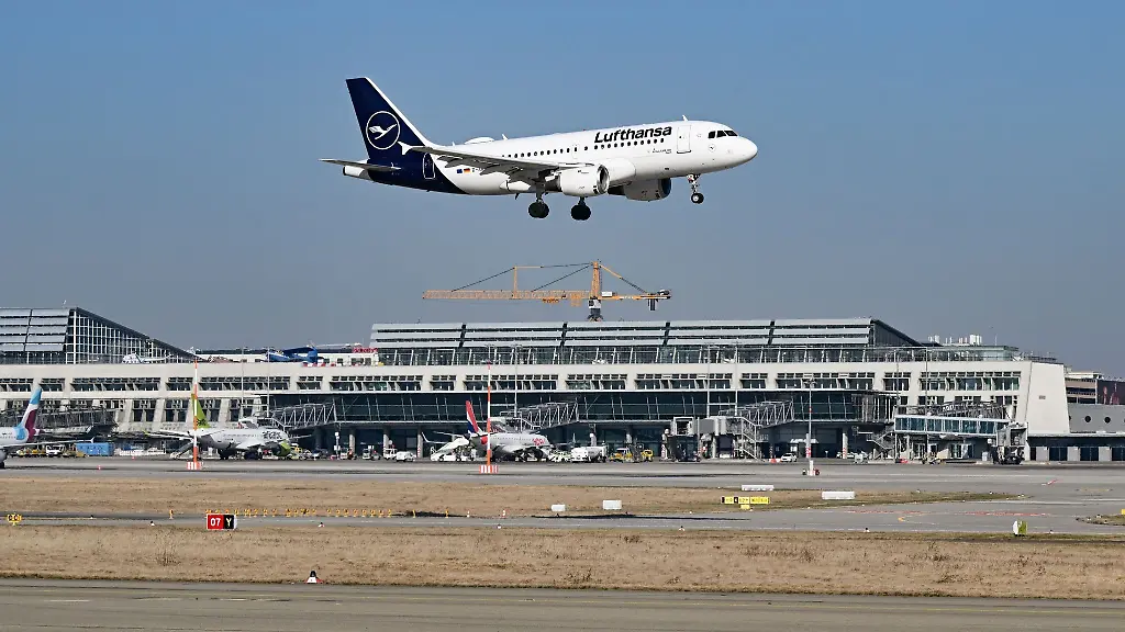 Auf-dem-baden-wuerttembergischen-Landesflughafen-dem-Flughafen-Stuttgart-landet-eine-Maschine-von-Lufthansa