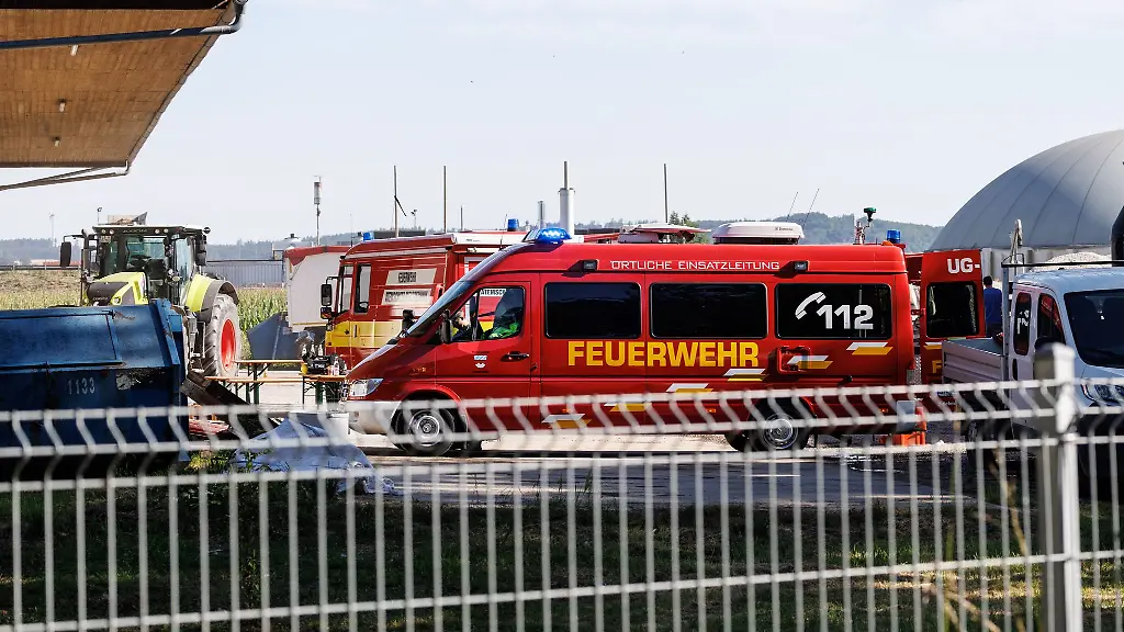 Einsatzkraefte-arbeiten-nach-einem-Feuer-in-einem-Schweinemastbetriebs-an-den-Loescharbeiten