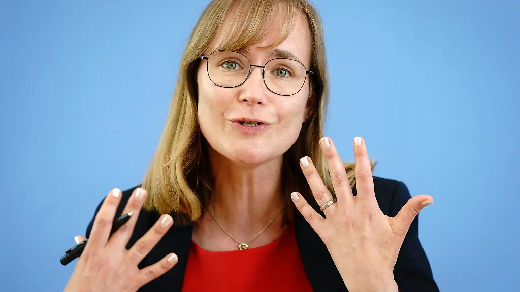 Eva-von-Angern-Vorsitzende-der-Linksfraktion-spricht-waehrend-einer-Pressekonferenz