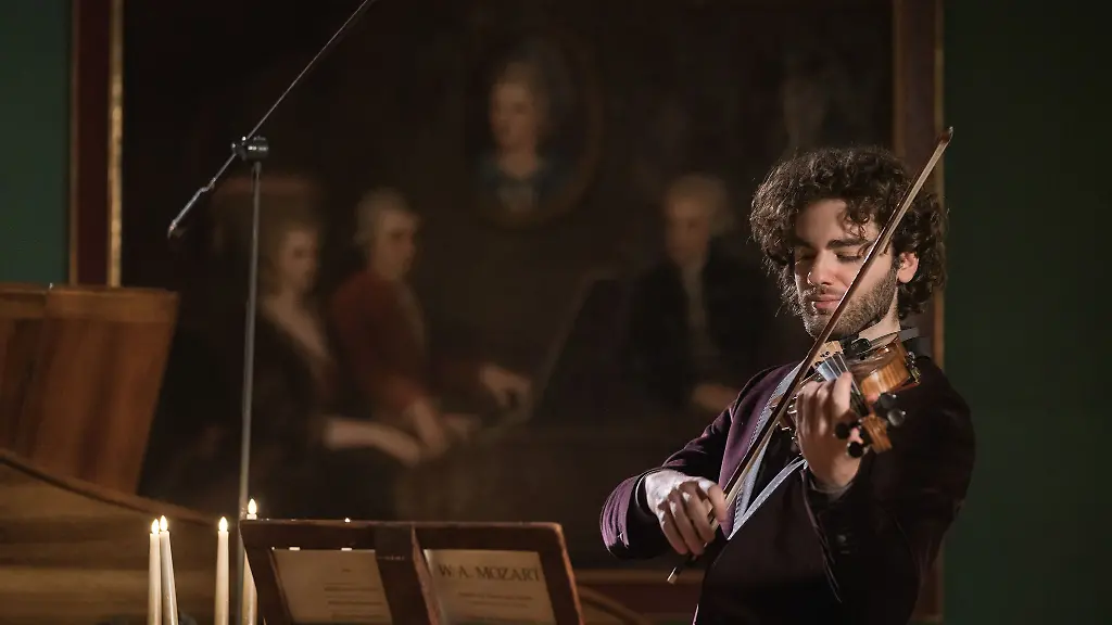 Emmanuel-Tjeknavorian-aufgenommen-mit-der-Costa-Violine-bei-der-Mozartwoche-in-Mozarts-Wohnhaus