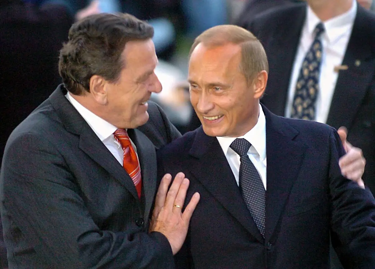 Der-damalige-Bundeskanzler-Gerhard-Schroeder-SPD-begruesst-im-April-2004-in-Hannover-den-russischen-Praesidenten-Wladimir-Putin