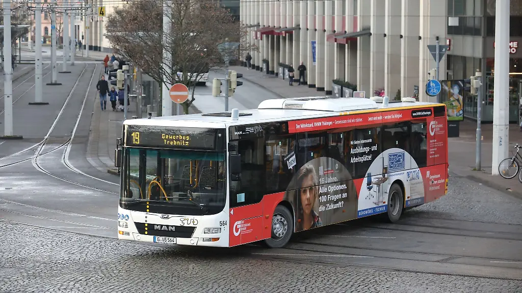 Ein-Linienbus-faehrt-durch-die-Innenstadt-von-Gera