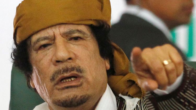 Dem Westen droht Gaddafi mit der Hölle.