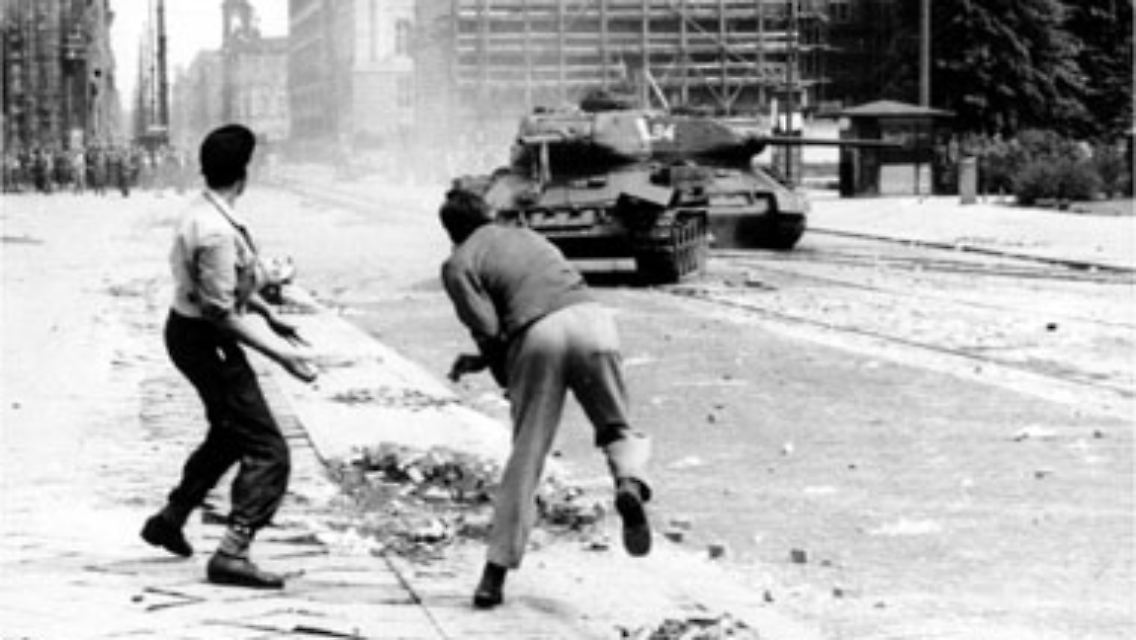 Das wohl bekannteste Bild des Arbeiteraufstands vom 17. Juni 1953 in der DDR.