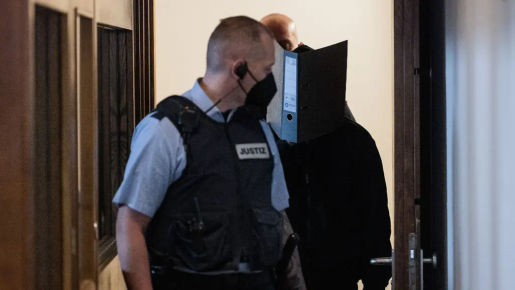 Der-Angeklagte-kommt-in-den-Gerichtssaal-des-Landgerichts