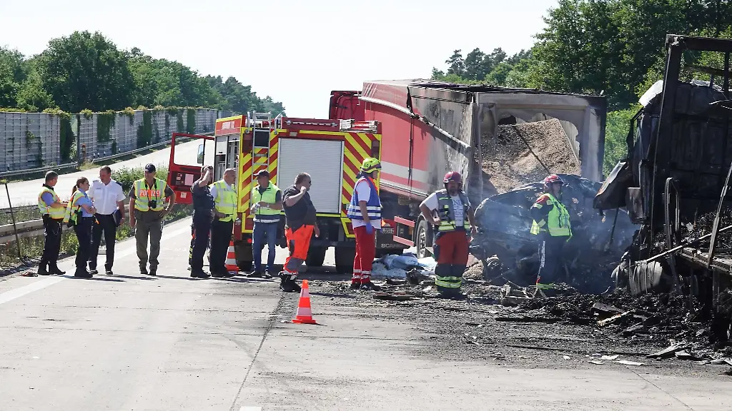 Rettungskraefte-stehem-auf-der-Autobahn