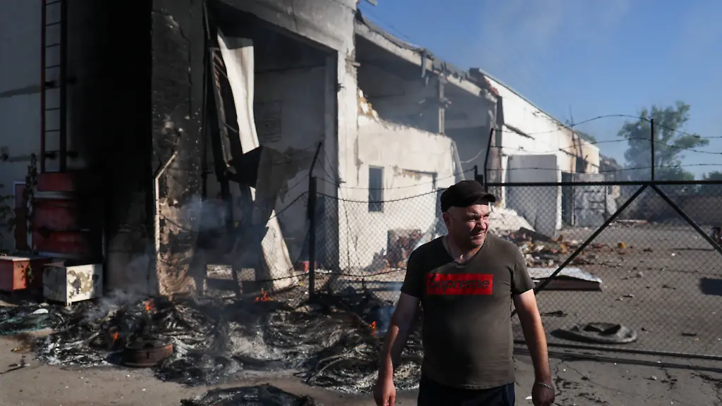 Ein-zerstoertes-Gebaeude-in-der-Stadt-Nowa-Kachowka-Das-ukrainische-Militaer-holt-im-Sueden-des-Landes-zum-Gegenschlag-aus