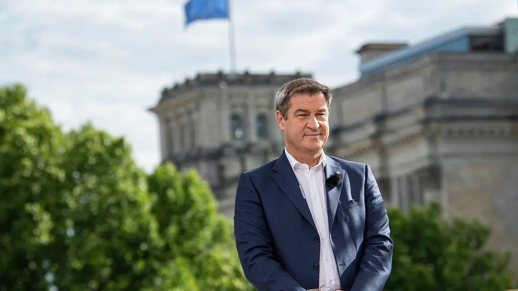 Markus-Soeder-CSU-Parteivorsitzender-und-Ministerpraesident-von-Bayern-steht-auf-der-Terrasse-des-Marie-Elisabeth-Lueders-Hauses