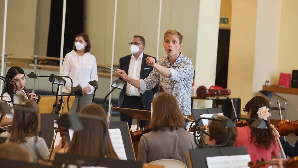 Katrin-Goering-Eckardt-l-r-Buendnis-90-Die-Gruenen-Vizepraesidentin-des-Deutschen-Bundestages-und-Julian-Vornab-parteilos-Oberbuergermeister-von-Gera-verfolgen-die-Probe-des-Kiewer-Sinfonieorchesters-mit-dem-Dirigenten-Ivan-Stetskyi-in-der-Theater-Fabrik