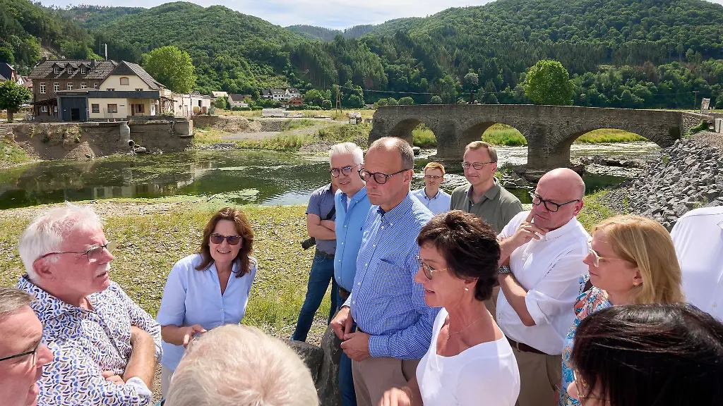 Friedrich-Merz-M-CDU-Bundesvorsitzender-und-Fraktionsvorsitzender-von-CDU-CSU-im-Ahrtal