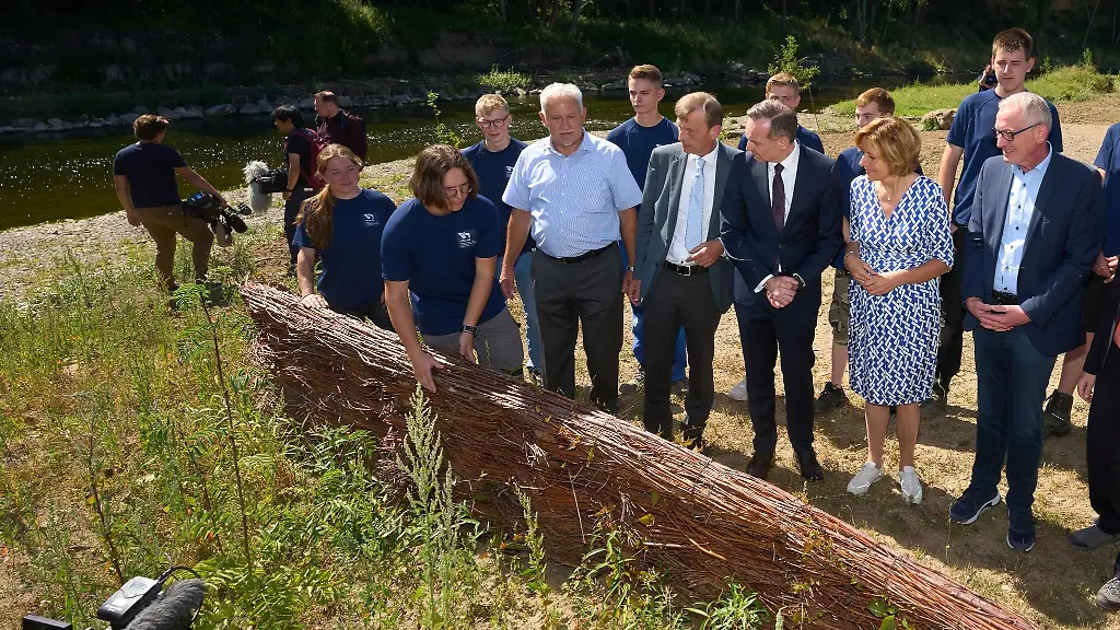 Auszubildende-der-Wasser-und-Schifffahrtsverwaltung-renaturieren-einen-Abschnitt-der-Ahr