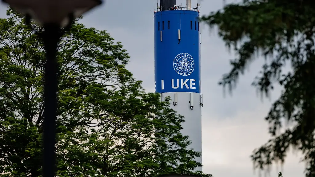 Das-Logo-des-UKE-ist-auf-einem-Schornstein-auf-dem-Gelaende-zu-sehen