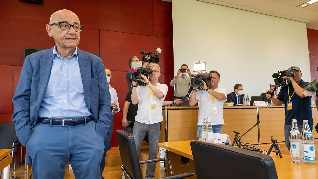 Alfred-Sauter-bei-einer-Sitzung-des-Maskenausschusses-im-bayerischen-Landtag