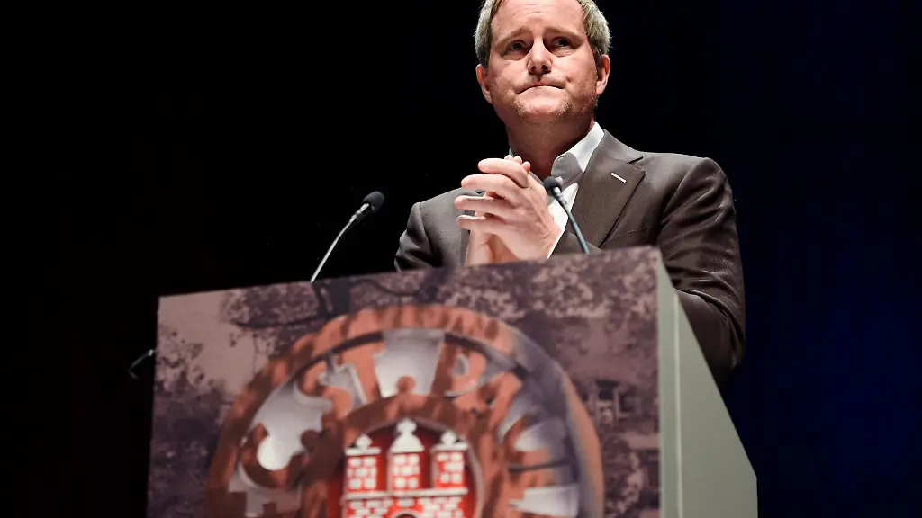 Oke-Goettlich-spricht-waehrend-einer-Mitgliederversammlung-in-der-Messe-Hamburg