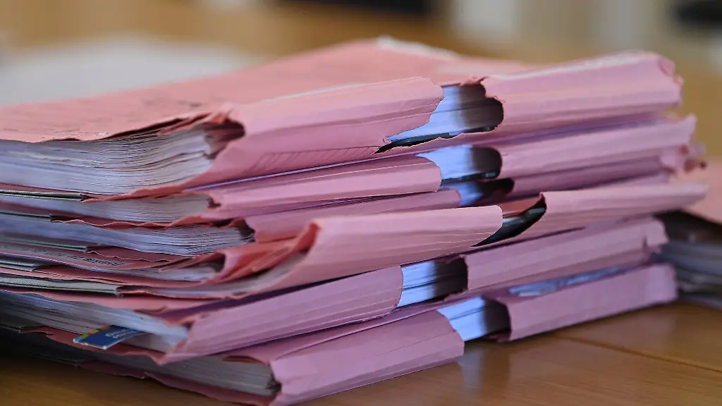 Akten-liegen-in-einem-Landgericht-auf-einem-Tisch
