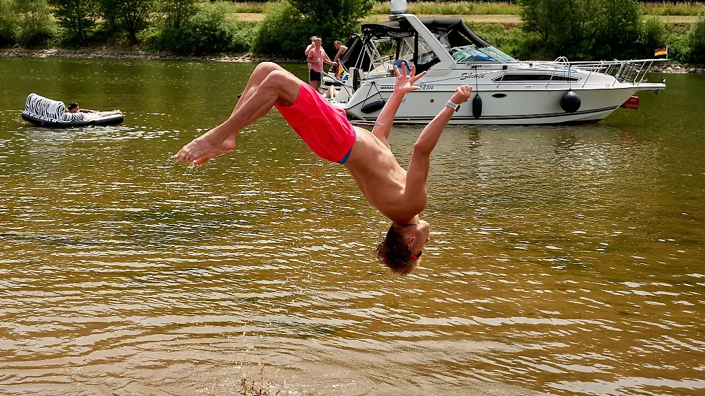 Ein-Mann-macht-in-einem-toten-Rheinarm-bei-Osterspai-einen-Salto-ins-Wasser