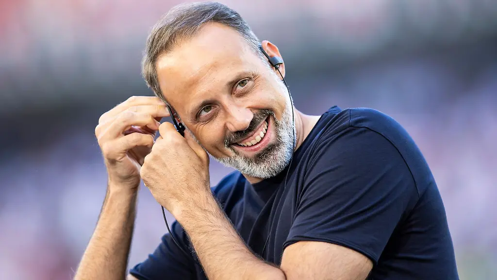 VfB-Coach-Pellegrino-Matarazzo-steht-vor-einem-Spiel-im-Stadion