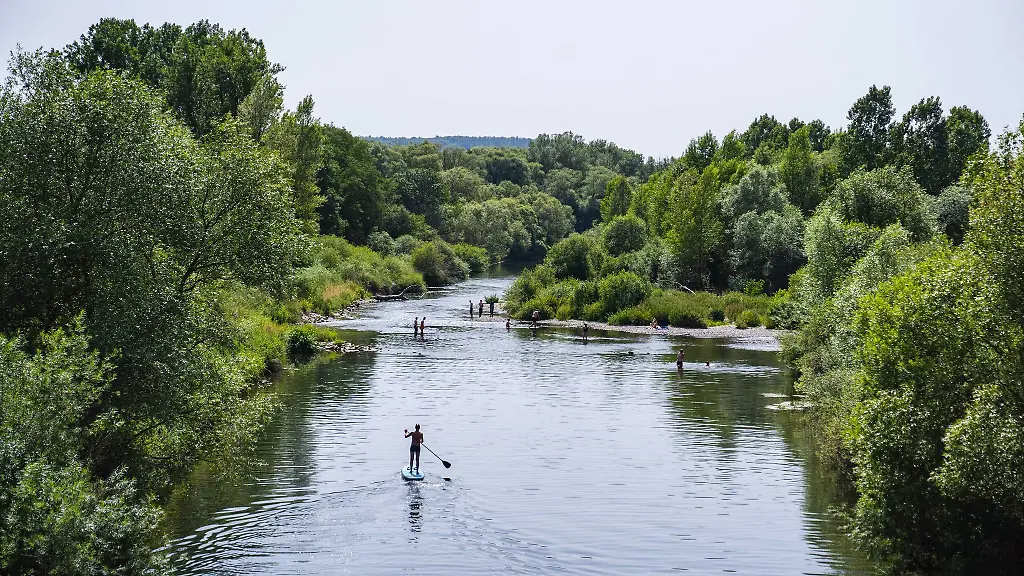 Menschen-kuehlen-sich-an-einem-warmen-Sommertag-in-einem-Fluss-in-der-naehe-von-Bamberg-ab