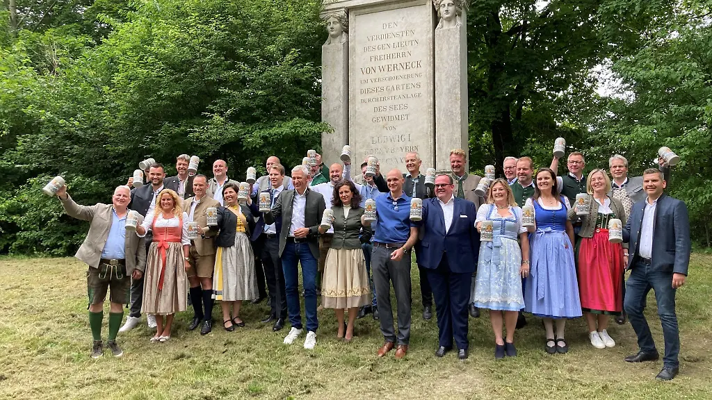 Vertreter-der-Wiesnwirte-und-Vertreter-von-Brauereien-bei-der-Vorstellung-des-traditionellen-Wirtekrugs-fuer-das-Oktoberfest-2022