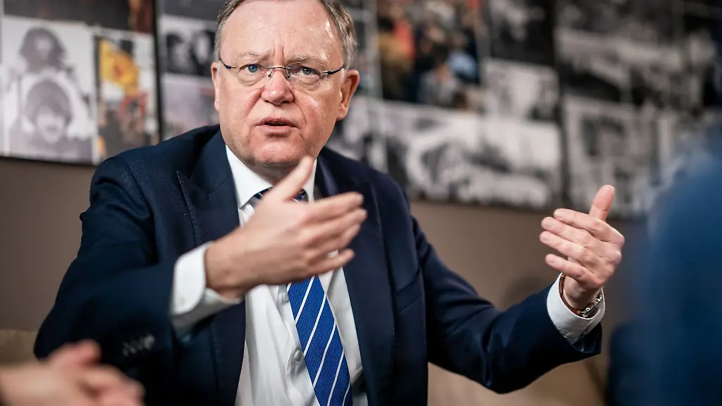 Niedersachsens-Ministerpraesident-Stephan-Weil-bei-einem-Interview