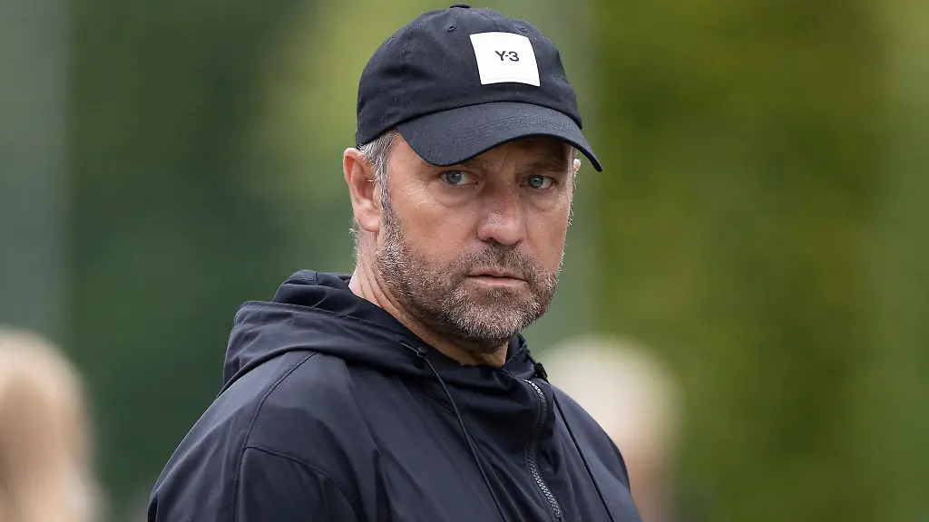 Bundestrainer-Hansi-Flick-besucht-das-Trainingsgelaende