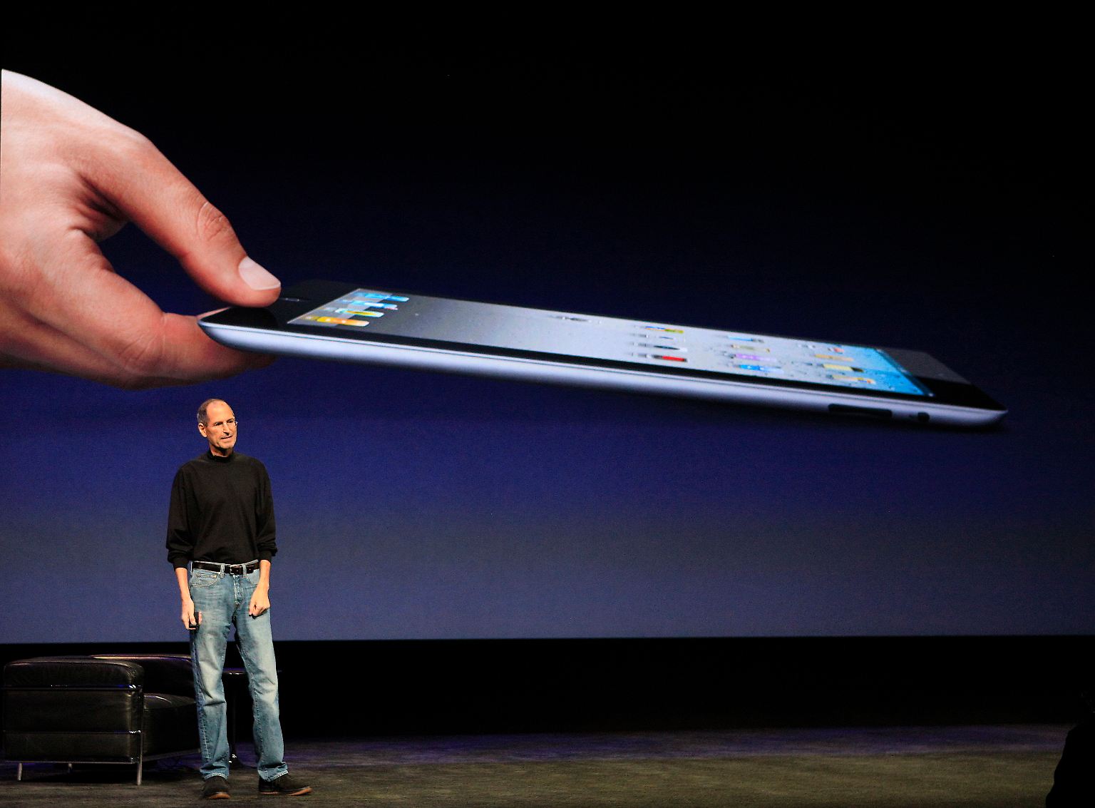 Anfang März lässt es sich Apple-Chef Steve Jobs trotz Krebserkrankung nicht nehmen, das neue iPad persönlich vorzustellen.